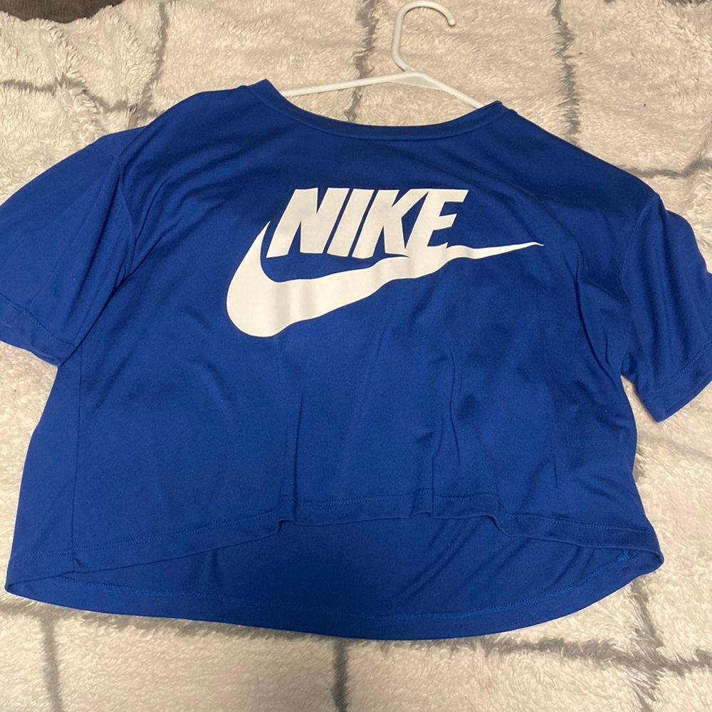 Women’s Cropped Nike T-shirt